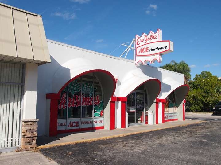 a 3/4 shot of the same scalloped storefront